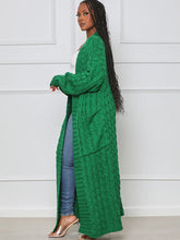 Einfarbige, figurbetonte Strickjacke mit langen Ärmeln